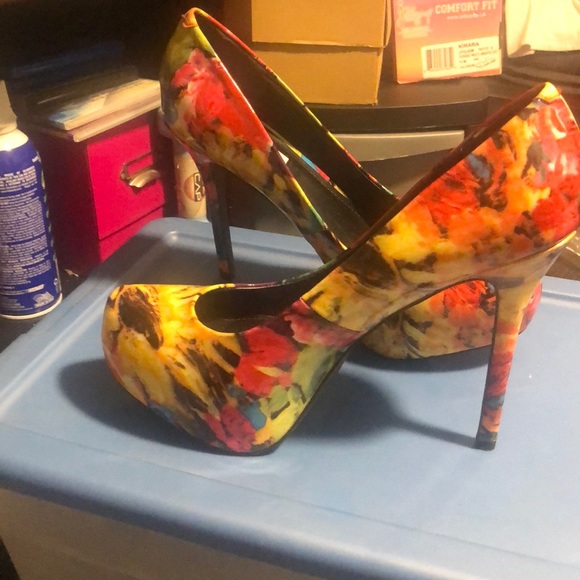 Shoes - Picture 1 of 3